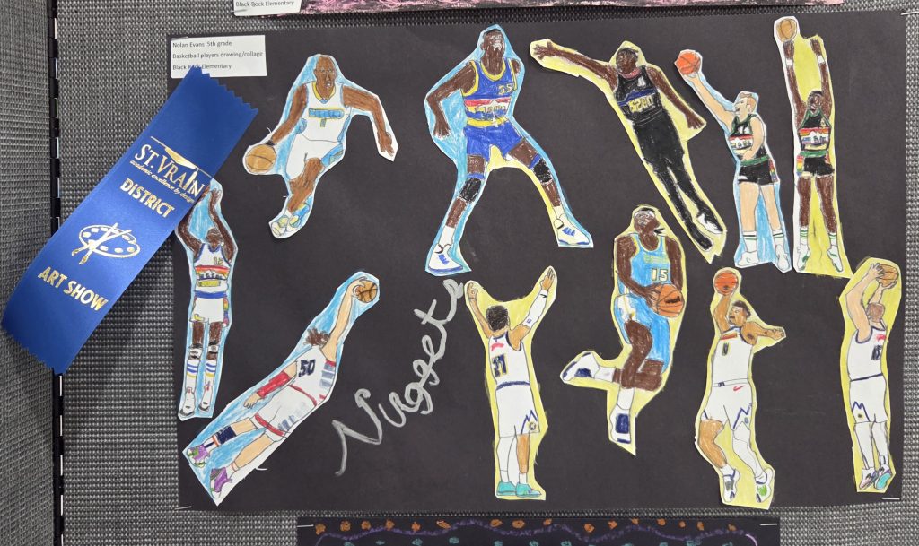 Dibujos coloridos de jugadores de baloncesto en acción, sobre un fondo negro con una cinta azul de exposición artística.