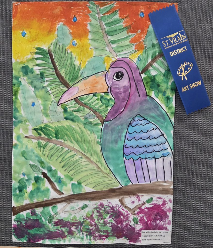 Cuadro colorido de un tucán en una selva tropical, acompañado de una cinta azul de una exposición de arte.